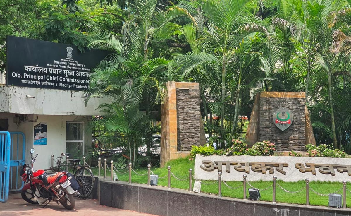 इनकम टैक्स विभाग का कमाल : कमाई ₹ 7000 महीना, टैक्स देना होगा 1.25 करोड़ !