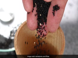 सेहत और स्किन को फायदा देता है रसोई का यह मसाला, सफेद बालों को भी कर सकता है काला  सेहत और स्किन को फायदा देता है रसोई का यह मसाला, सफेद बालों को भी कर सकता है काला