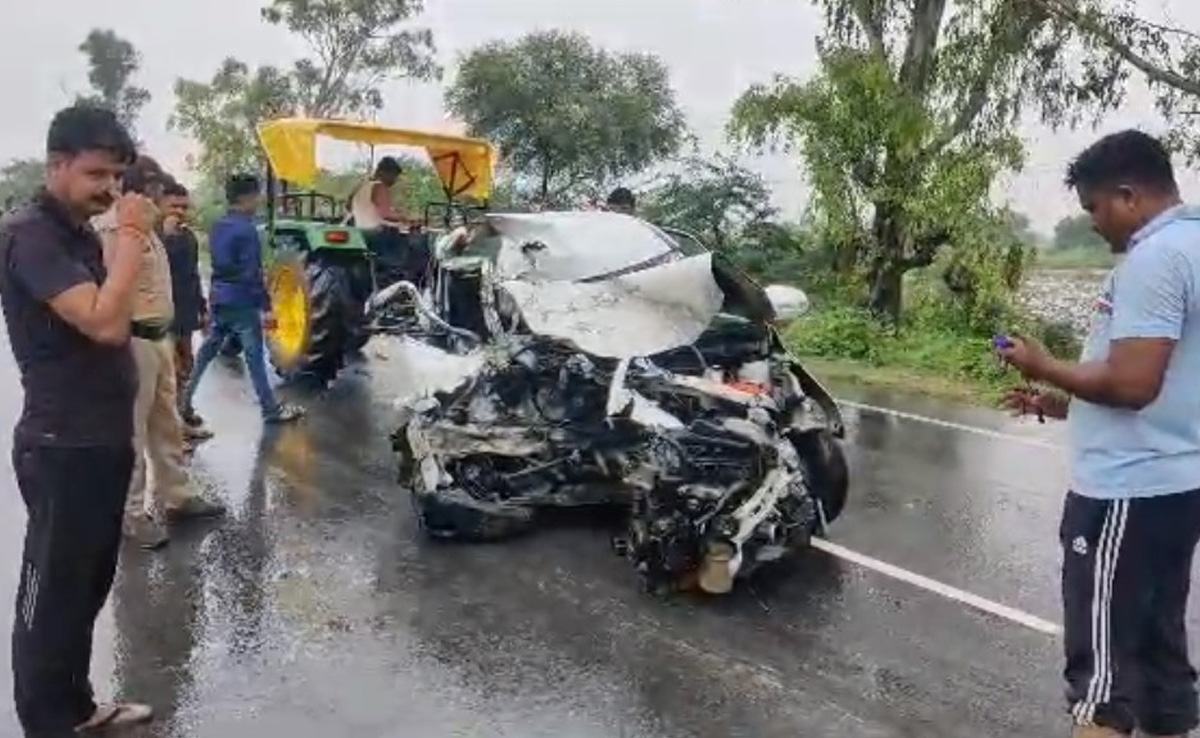 भिंड-ग्वालियर नेशनल हाइवे पर हादसा : अनियंत्रित बस ने कार को मारी टक्कर, 2 की मौत