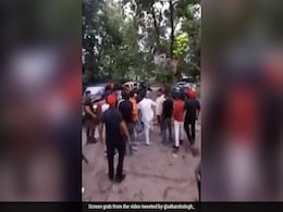 "प्रणाम नहीं किया?": झारखंड कांग्रेस नेता के बेटे ने कथित तौर पर 17 साल के लड़के को पीटा "प्रणाम नहीं किया?": झारखंड कांग्रेस नेता के बेटे ने कथित तौर पर 17 साल के लड़के को पीटा
