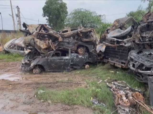 हरियाणा के नूंह में हुई हिंसा के निशान दिख रहे सड़कों पर