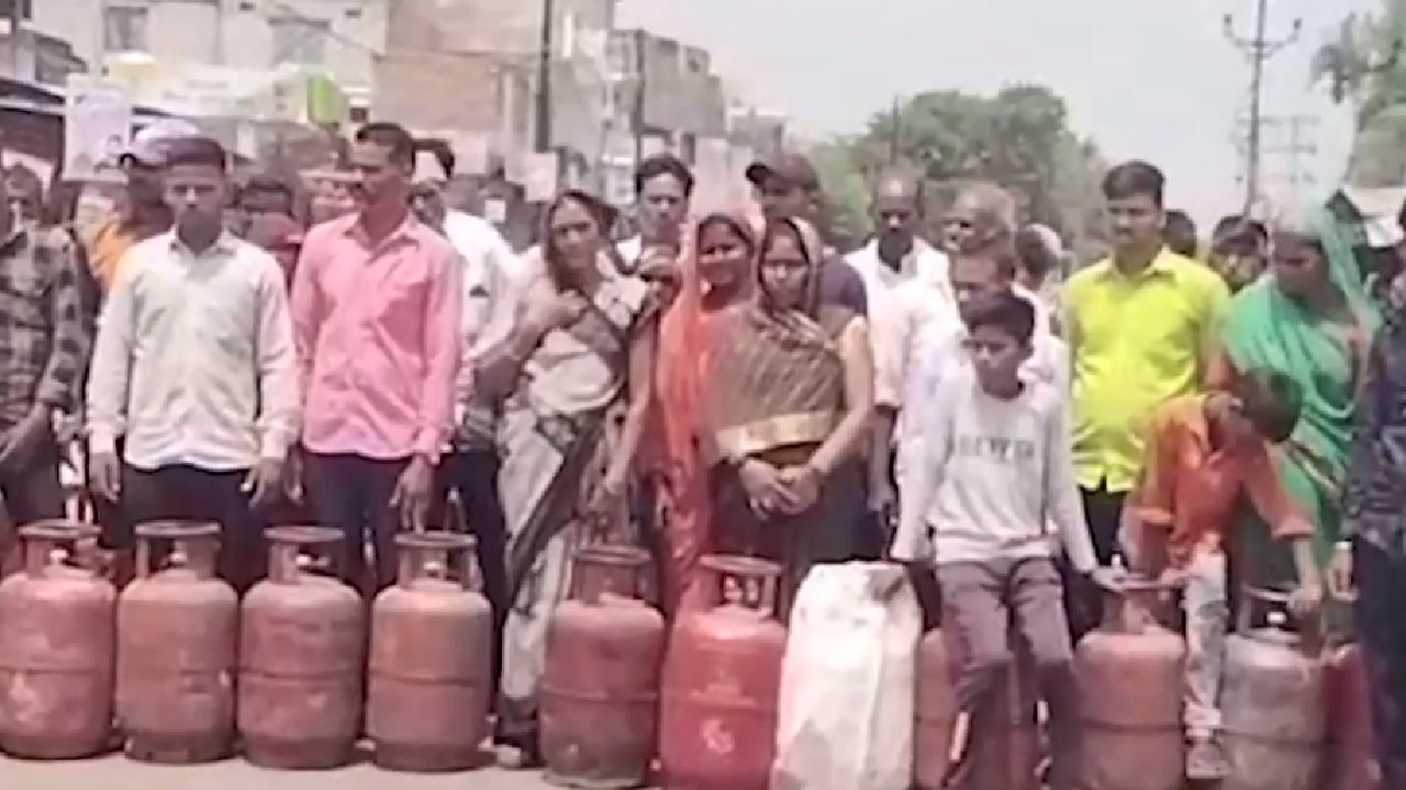 Shivpuri में महिलाओं ने Road पर खाली Cylinder रखकर किया विरोध प्रदर्शन