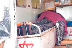 सागर में युवक की पीट-पीट कर हत्या, बचाने आई मां की भी कर दी पिटाई सागर में युवक की पीट-पीट कर हत्या, बचाने आई मां की भी कर दी पिटाई