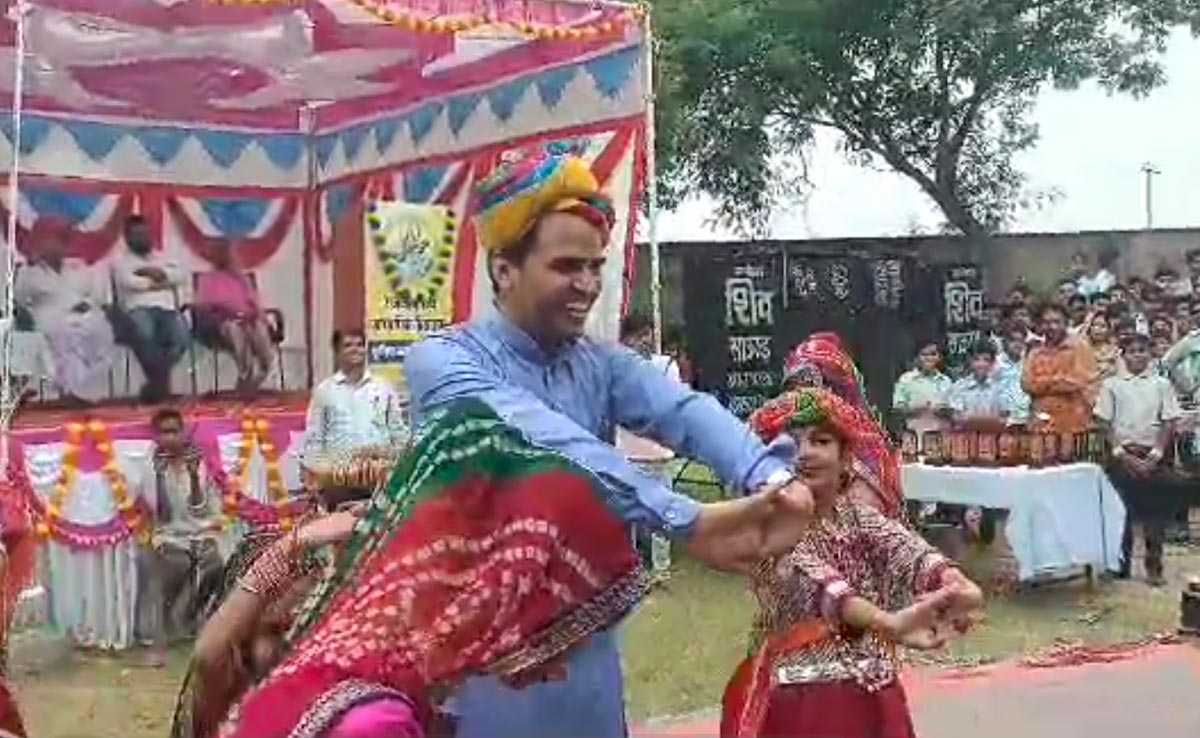 जब देशभक्ति गीत पर नृत्य कर रहे बच्चों के साथ झूमने लगे एसडीएम राजकेश मीणा