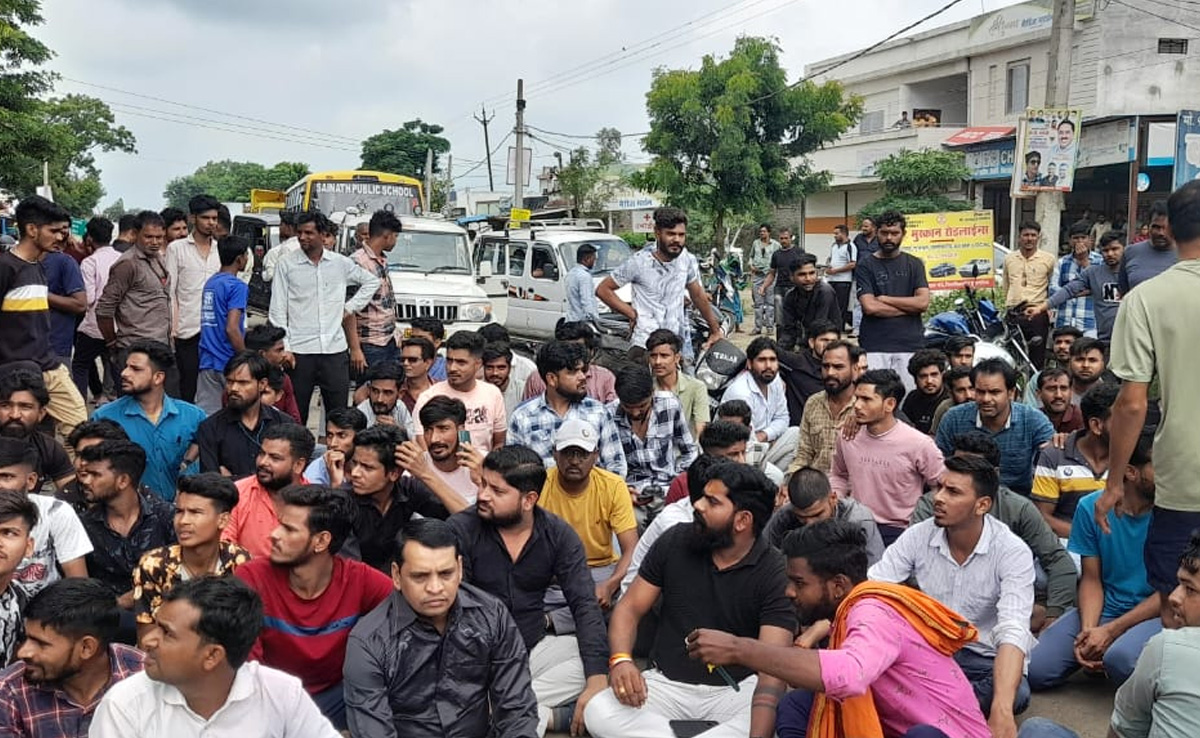 सीहोर: बस की टक्कर से बाइक सवार युवक की मौत, गुस्साए ग्रामीणों ने किया चक्काजाम