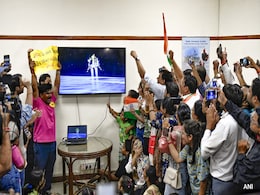 Chandrayaan-3 के चांद पर कदम रखते ही लोगों को याद आया NYT का कार्टून, खूब बन रहा मज़ाक Chandrayaan-3 के चांद पर कदम रखते ही लोगों को याद आया NYT का कार्टून, खूब बन रहा मज़ाक