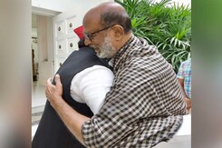 योगी आदित्यनाथ के पैर छूने के बाद अखिलेश यादव से रजनीकांत गले मिले योगी आदित्यनाथ के पैर छूने के बाद अखिलेश यादव से रजनीकांत गले मिले