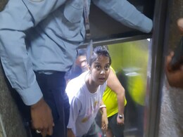 ग्रेटर नोएडा के हाउसिंग सोसाइटी की लिफ्ट हुई खराब, आधे घंटे तक अंदर फंसे रहे लोग, वीडियो वायरल ग्रेटर नोएडा के हाउसिंग सोसाइटी की लिफ्ट हुई खराब, आधे घंटे तक अंदर फंसे रहे लोग, वीडियो वायरल