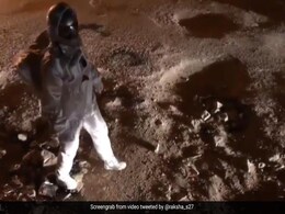 चांद पर मून वॉक कर रहा था शख्स, तभी पीछे से गुजरा ऑटो, यह हैरतअंगेज VIDEO देख उड़ जाएंगे होश चांद पर मून वॉक कर रहा था शख्स, तभी पीछे से गुजरा ऑटो, यह हैरतअंगेज VIDEO देख उड़ जाएंगे होश