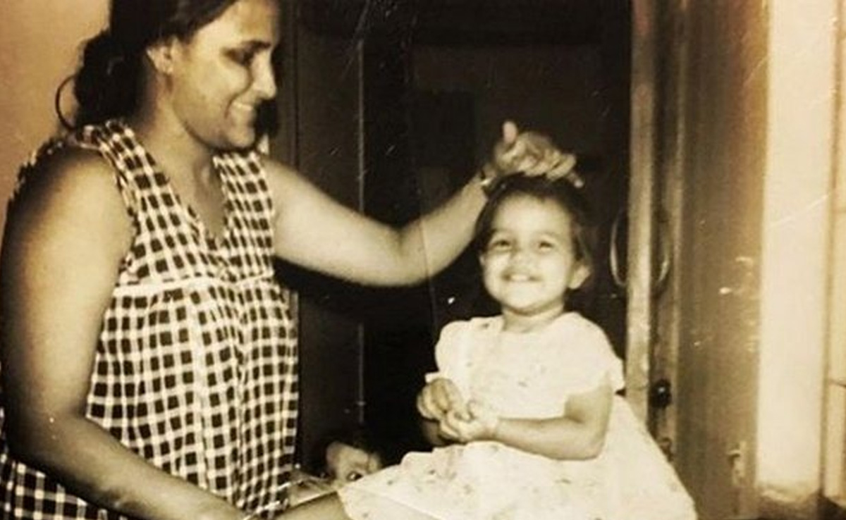 20 साल के करियर में की 41 फिल्म, पर दे पाई सिर्फ 1 सोलो हिट...मां के साथ ये बच्ची फिर भी है सुपरस्टार, पहचाना क्या?