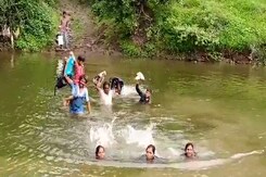 धार में बच्चों ने कहा- शिवराज मामा पुल बनवा दो, तैर कर स्कूल जाना पड़ता है धार में बच्चों ने कहा- शिवराज मामा पुल बनवा दो, तैर कर स्कूल जाना पड़ता है