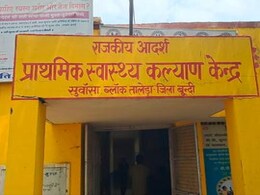 राजस्थान में सिर पर हेलमेट लगाकर काम करने को मजबूर हुए PHC कर्मचारी राजस्थान में सिर पर हेलमेट लगाकर काम करने को मजबूर हुए PHC कर्मचारी