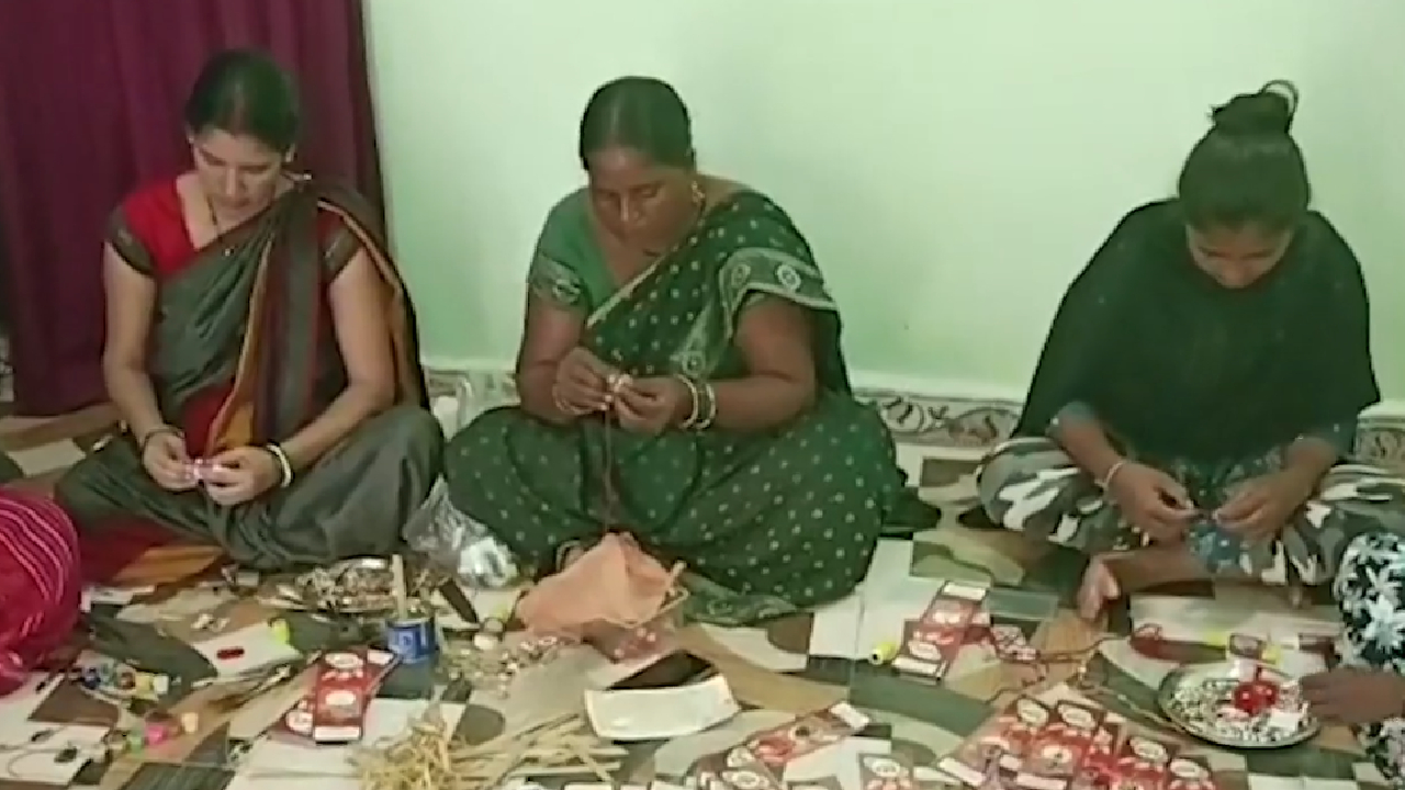 Chhattisgarh के Balod में महिलाओं ने गोबर से राखियां बनाकर बदली अपनी किस्मत