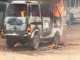 पुष्करः निजी पार्किंग में खड़ी वैन में अचानक लगी आग, धू-धू कर जली गाड़ी, मालिक भी झुलसा पुष्करः निजी पार्किंग में खड़ी वैन में अचानक लगी आग, धू-धू कर जली गाड़ी, मालिक भी झुलसा