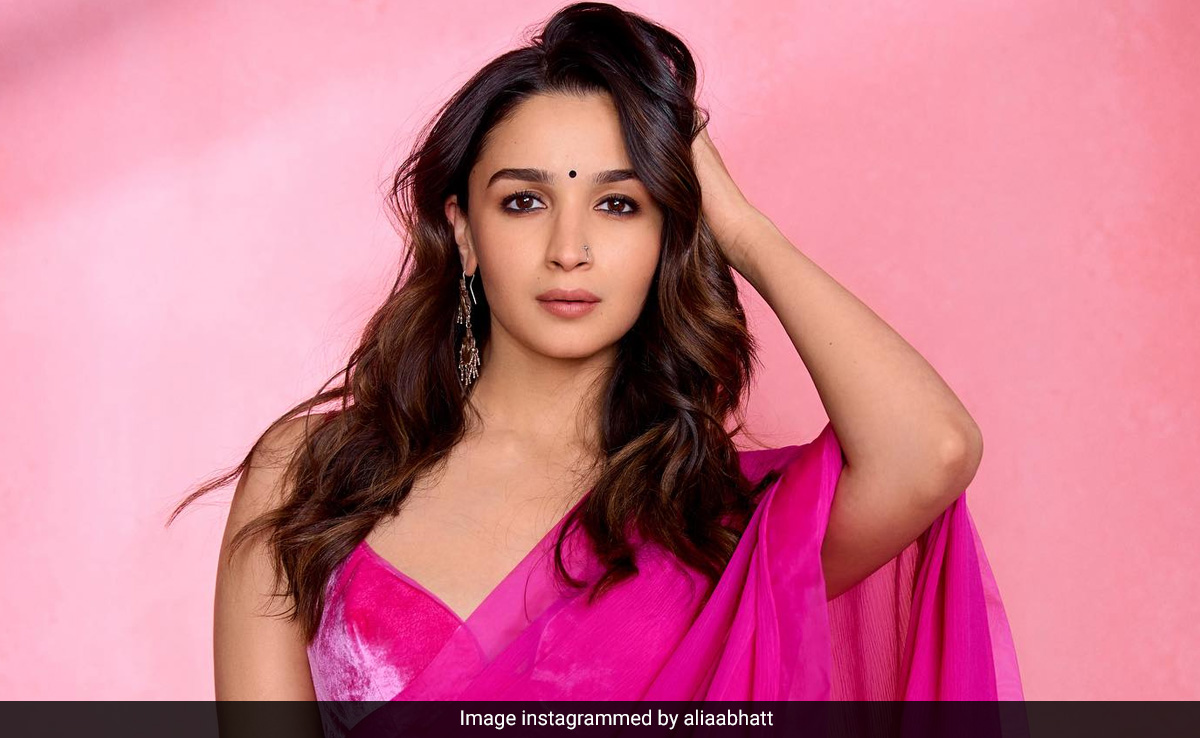 Alia Bhatt's Sarees From <i>Rocky Aur Rani Kii Prem Kahaani</i> Are Being Sold For A Good Cause