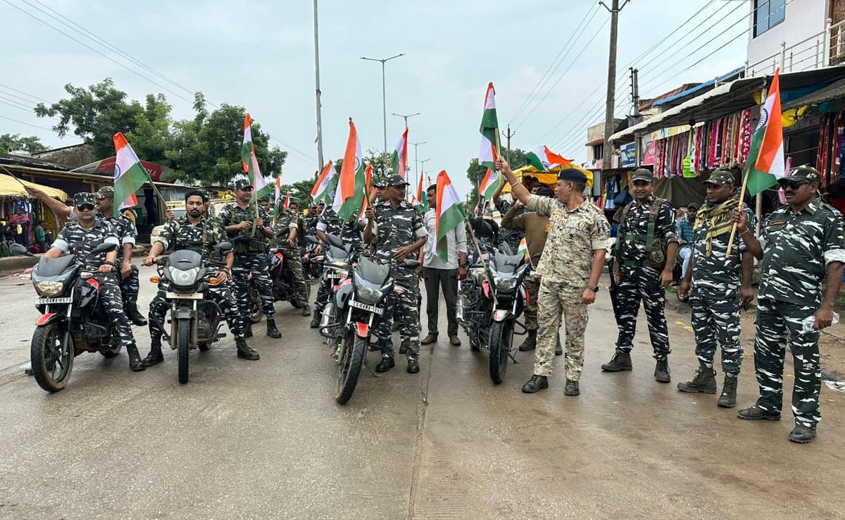 सुकमा में सीआरपीएफ के जवानों ने निकाली तिंरगा यात्रा, घर-घर तिरंगा फहराने का दिया संदेश