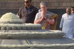 Sonia Gandhi, Priyanka Gandhi Pay Tributes To Rajiv Gandhi On His Birth Anniversary Sonia Gandhi, Priyanka Gandhi Pay Tributes To Rajiv Gandhi On His Birth Anniversary
