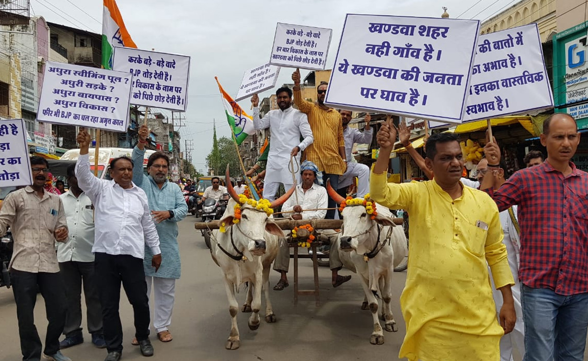 खंडवा में बैलगाड़ी से निगम दफ्तर पहुंचे कांग्रेसी पार्षद, कहा- ये शहर नहीं गांव बन गया है