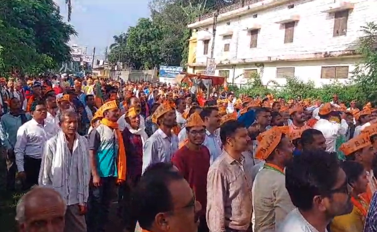 अंबिकापुर:  किसानों को अमानक खाद खरीदने के लिए मजबूर करने के खिलाफ BJP का प्रदर्शन