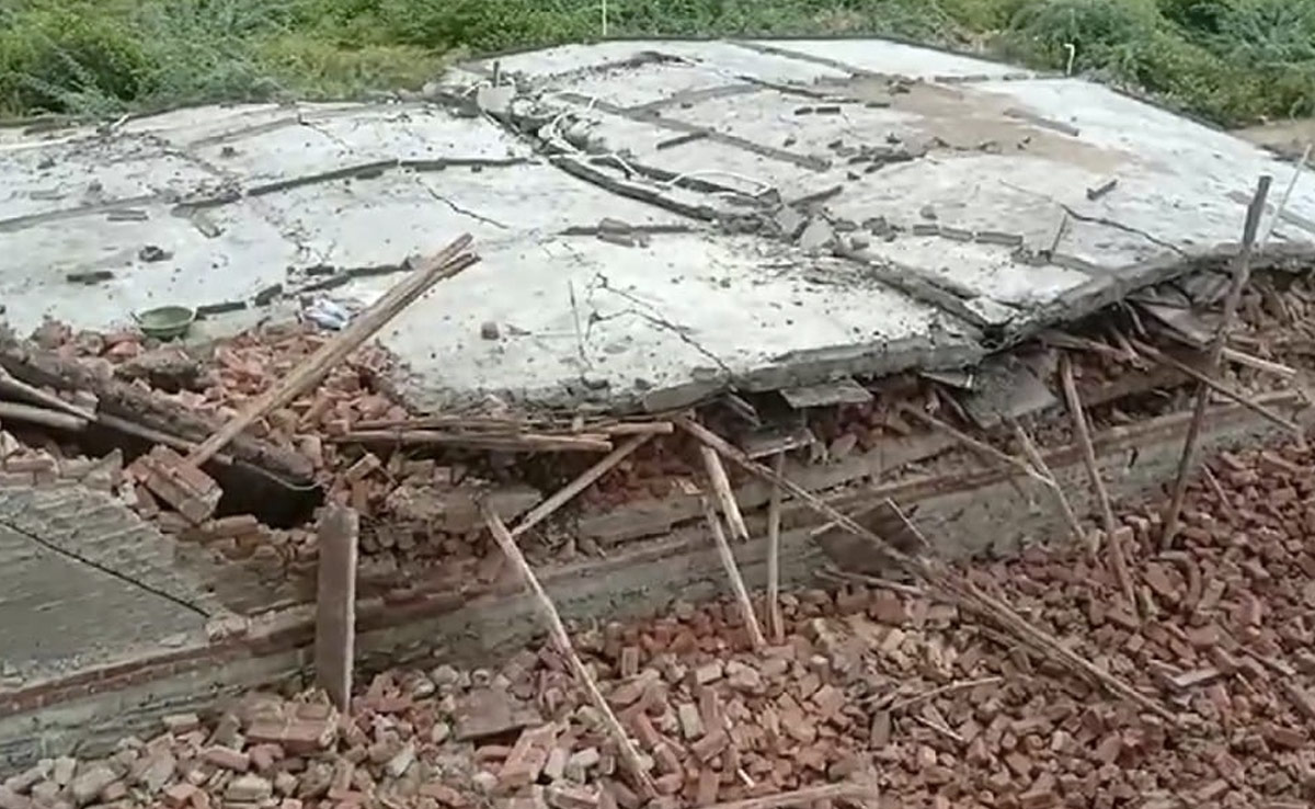 Lightning strike: एक दिन पहले गिरी बिजली और दूसरे दिन ढह गया पूरा मकान