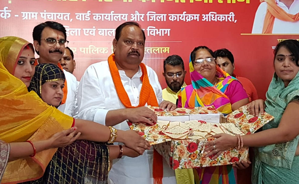 रतलाम : एक हजार बहनों ने मुख्यमंत्री शिवराज सिंह के नाम से सौंपी राखियां और धन्यवाद पोस्टकार्ड