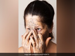 चेहरे पर स्क्रब सही तरह से ना करने पर फायदे से ज्यादा होता है नुकसान, जान लीजिये कैसे करें Scrub का इस्तेमाल चेहरे पर स्क्रब सही तरह से ना करने पर फायदे से ज्यादा होता है नुकसान, जान लीजिये कैसे करें Scrub का इस्तेमाल