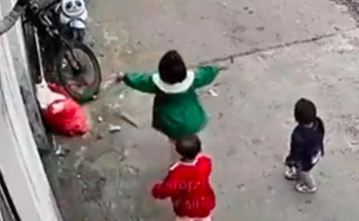 सड़क पर बुलडोजर आ रहा था ऐसे में बीच रोड पर खड़ी होकर बच्ची ने अपने भाई-बहन को बचाया, देखें वीडियो