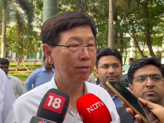 भारत में अरबों डॉलर के निवेश की संभावनाएं मौजूद :  फॉक्सकॉन चेयरमैन भारत में अरबों डॉलर के निवेश की संभावनाएं मौजूद :  फॉक्सकॉन चेयरमैन