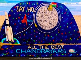 रेत से चंद्रयान-3 बनाकर सुदर्शन पटनायक ने इसरो को दीं शुभकामनाएं, इंटरनेट पर वायरल हो रही तस्वीर रेत से चंद्रयान-3 बनाकर सुदर्शन पटनायक ने इसरो को दीं शुभकामनाएं, इंटरनेट पर वायरल हो रही तस्वीर
