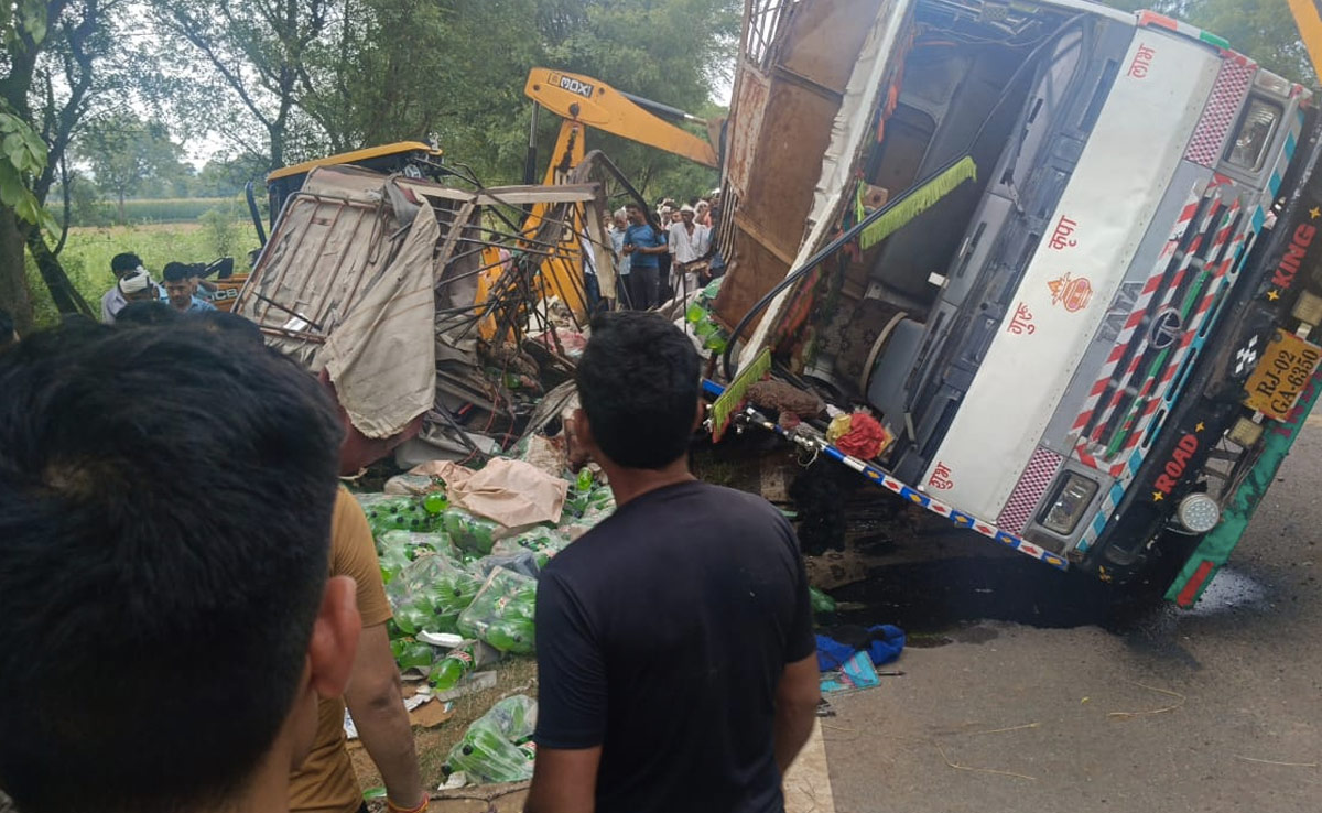 दौसा में बड़ा हादसा, कोल्डड्रिंक से भरा ट्रक जीप पर पलटा, 6 की मौत, 11 गंभीर