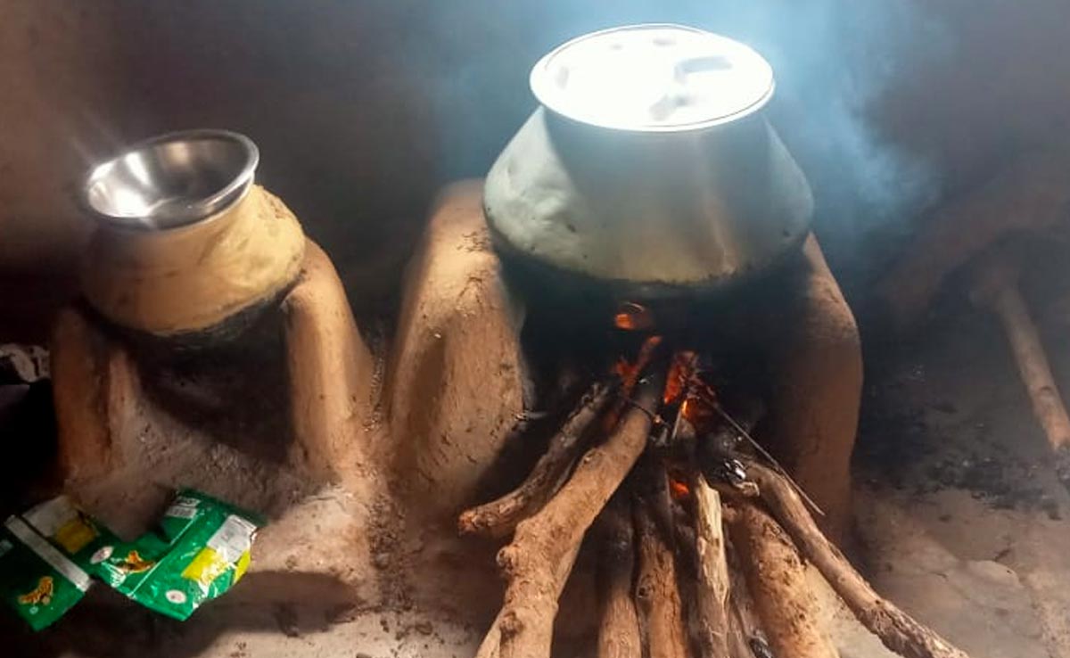 सतना : मिडे डे मील में भारी अव्यवस्था, गैस की जगह चूल्हे पर बन रहा है खाना !