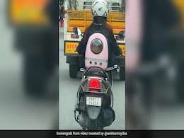 पालतू बिल्ली को बैगपैक में रखकर स्कूटी पर ले जा रही थी महिला, Video दिल जीत लेगा पालतू बिल्ली को बैगपैक में रखकर स्कूटी पर ले जा रही थी महिला, Video दिल जीत लेगा