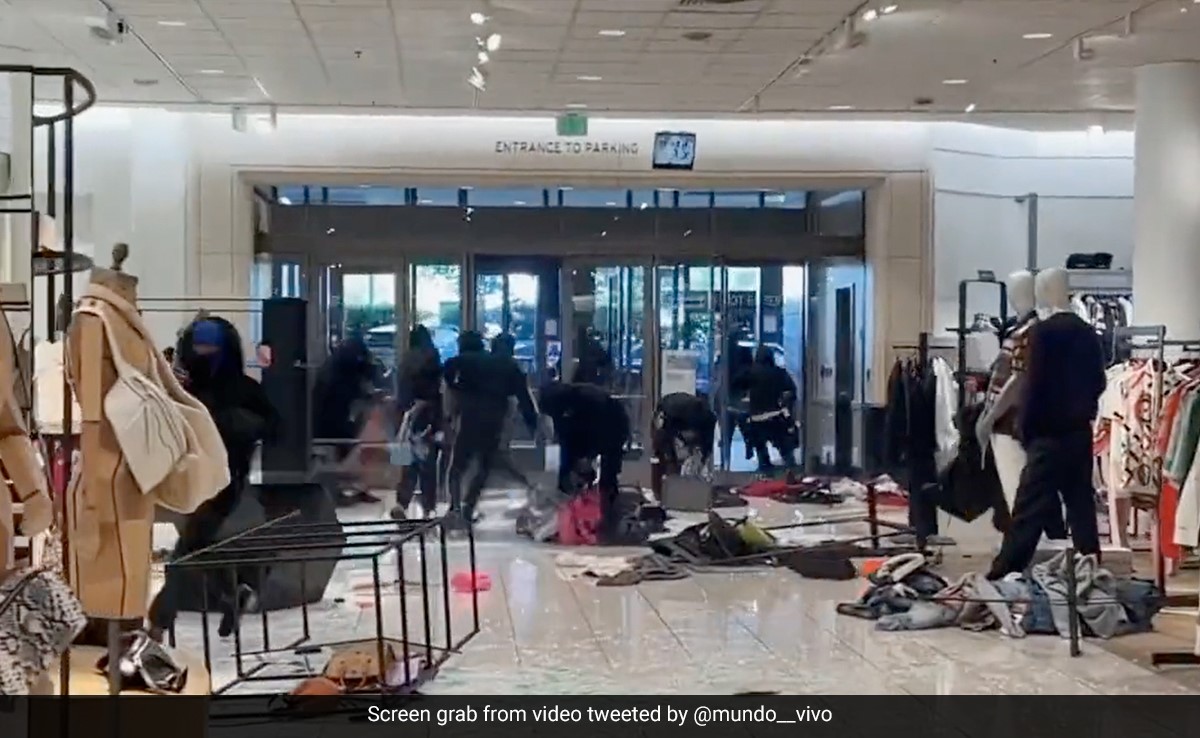 Mob Of Almost 50 Steals Up To $100,000 In Merchandise From Los Angeles Store