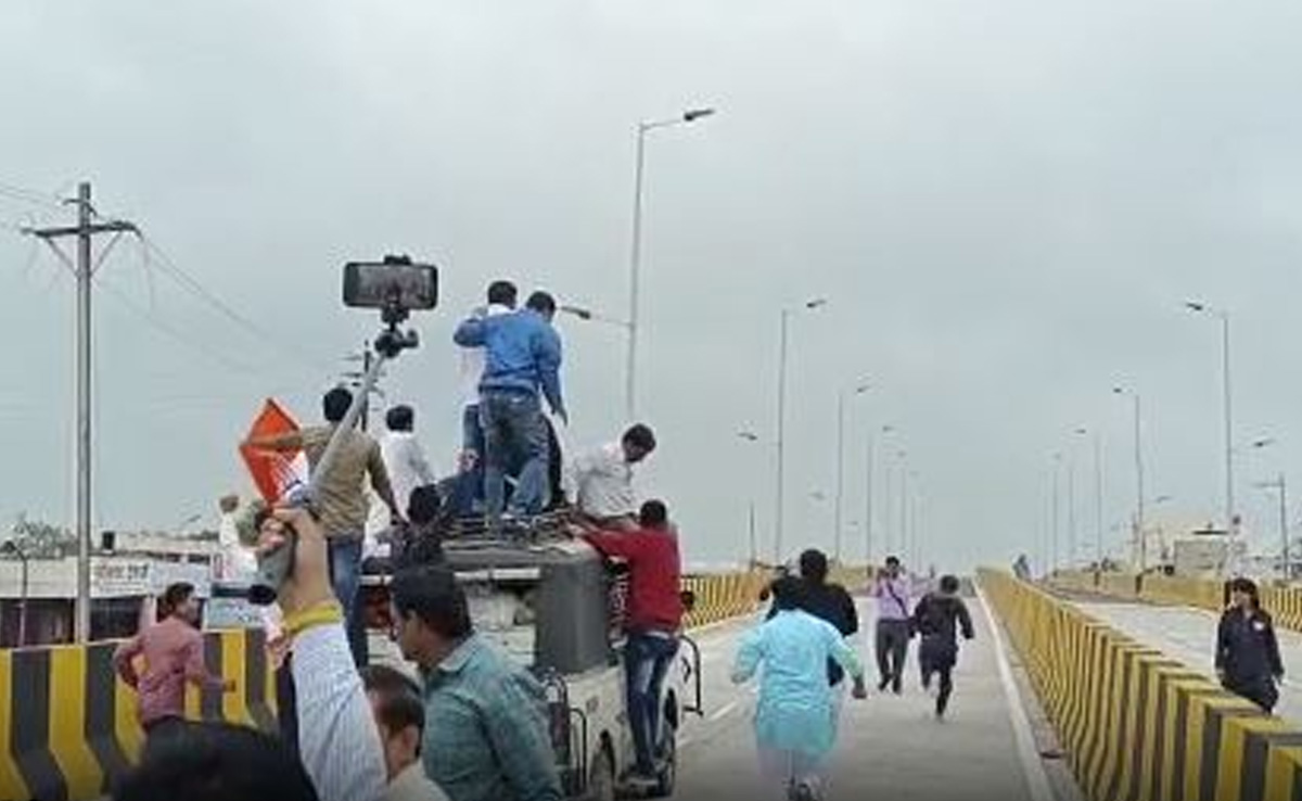 देवास : उद्घाटन का इंतजार कर रहा था पुल, कांग्रेस नेताओं ने पहले ही कर दिया लोकार्पण