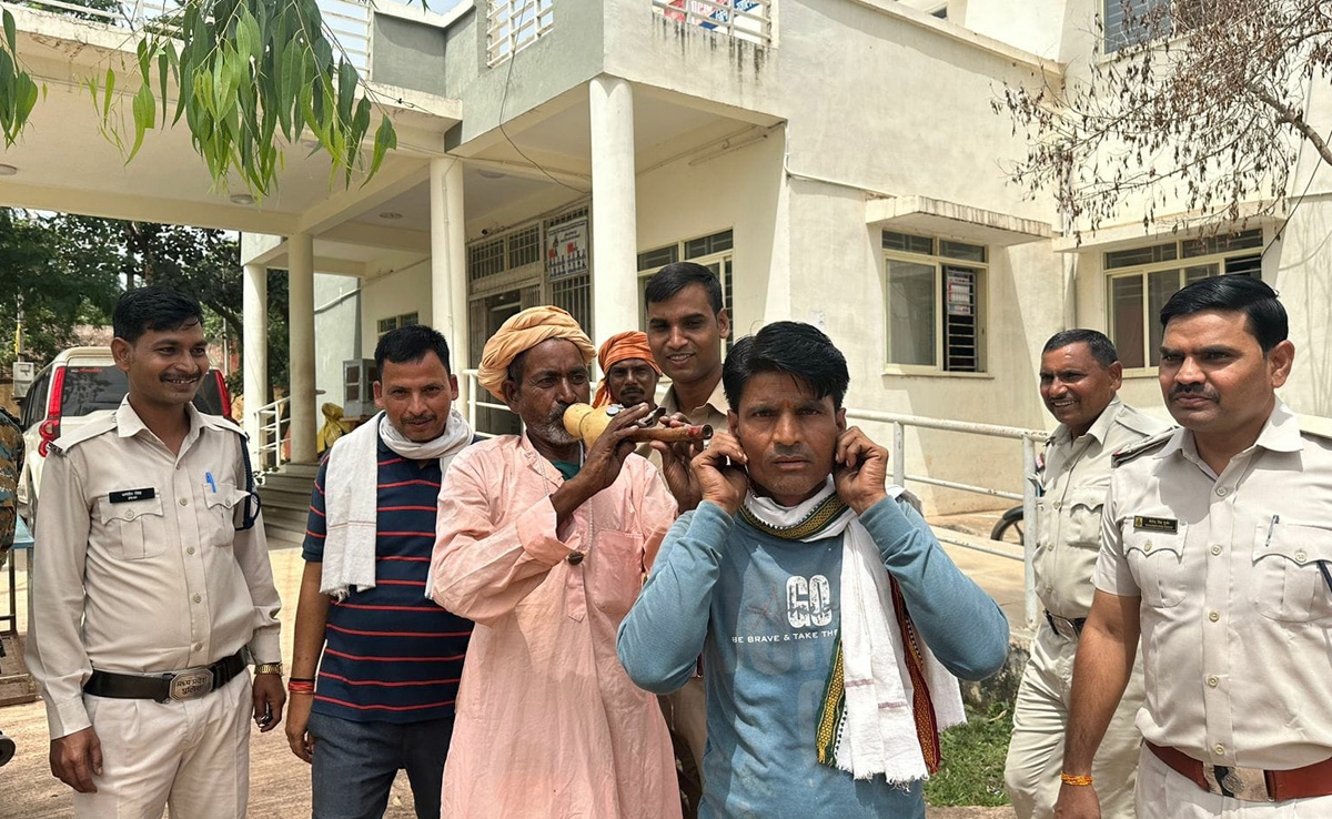 ग्वालियर : छेड़छाड़ के आरोपी को सपेरे की बीन की धुन पर कराई उठा-बैठक, सिखाया कड़ा सबक