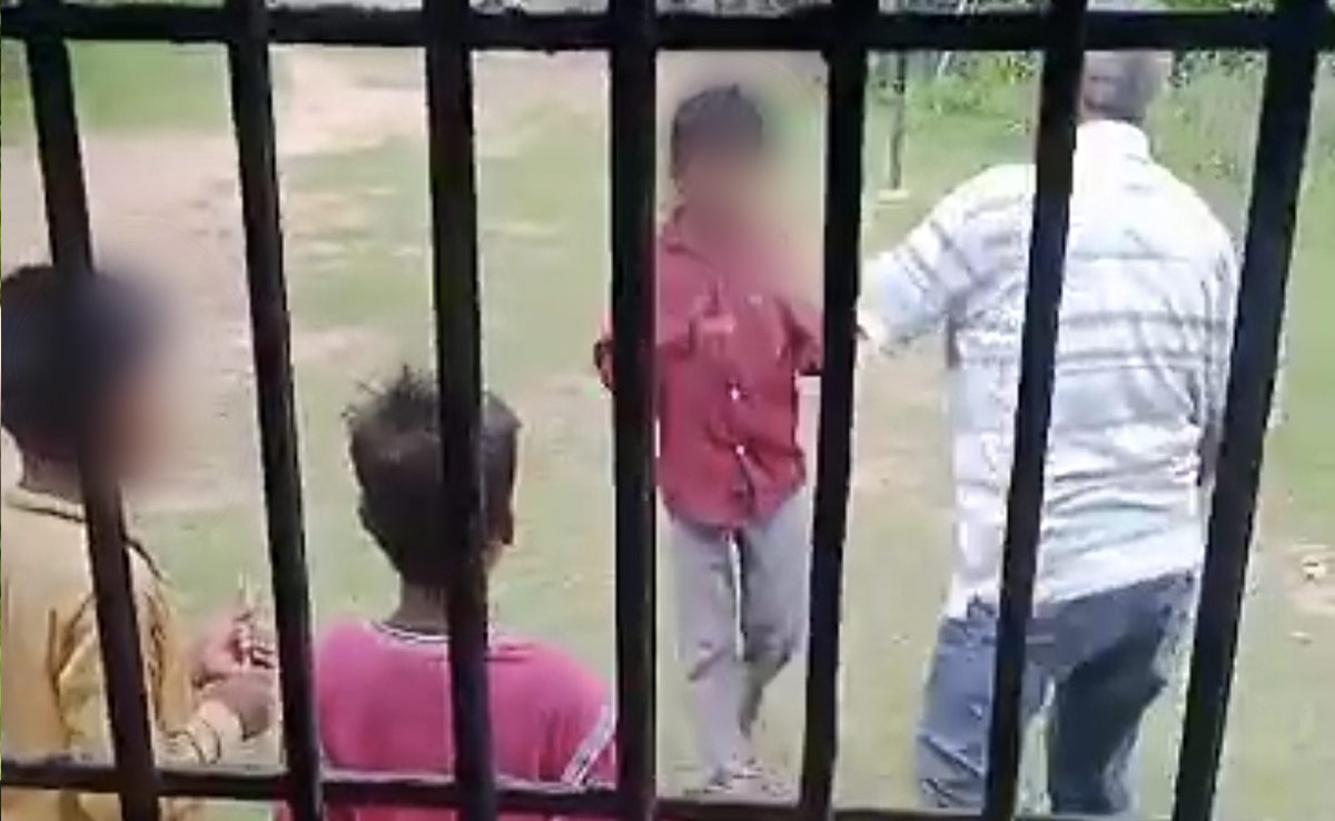 बाइक के टायर की हवा निकालने के शक में शिक्षक ने छात्र को जमकर पीटा, VIDEO वायरल