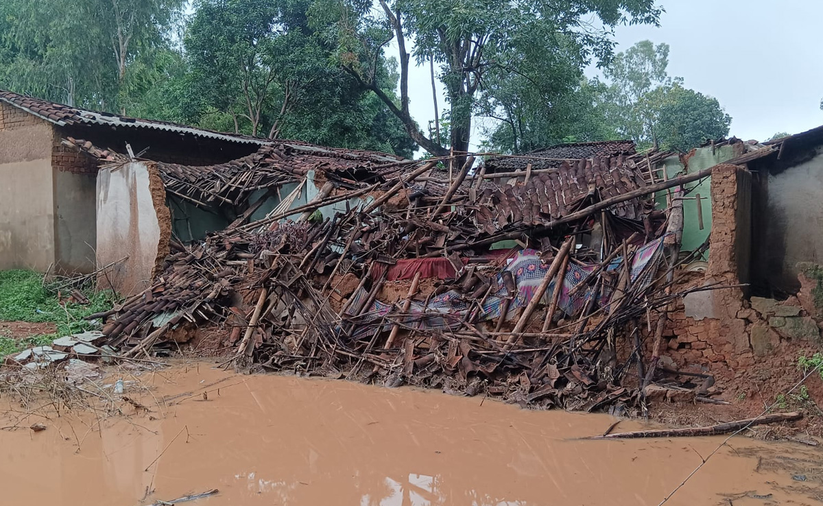 सूरजपुर: बारिश के चलते भरभरा कर गिरा कच्चा मकान, 6 लोग घायल