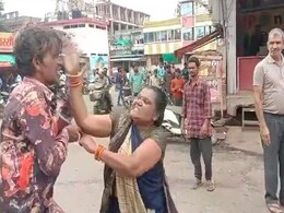 विदिशा : महिला के साथ छेड़छाड़ करना पड़ा भारी, बीच चौराहे पर जमकर की धुनाई विदिशा : महिला के साथ छेड़छाड़ करना पड़ा भारी, बीच चौराहे पर जमकर की धुनाई