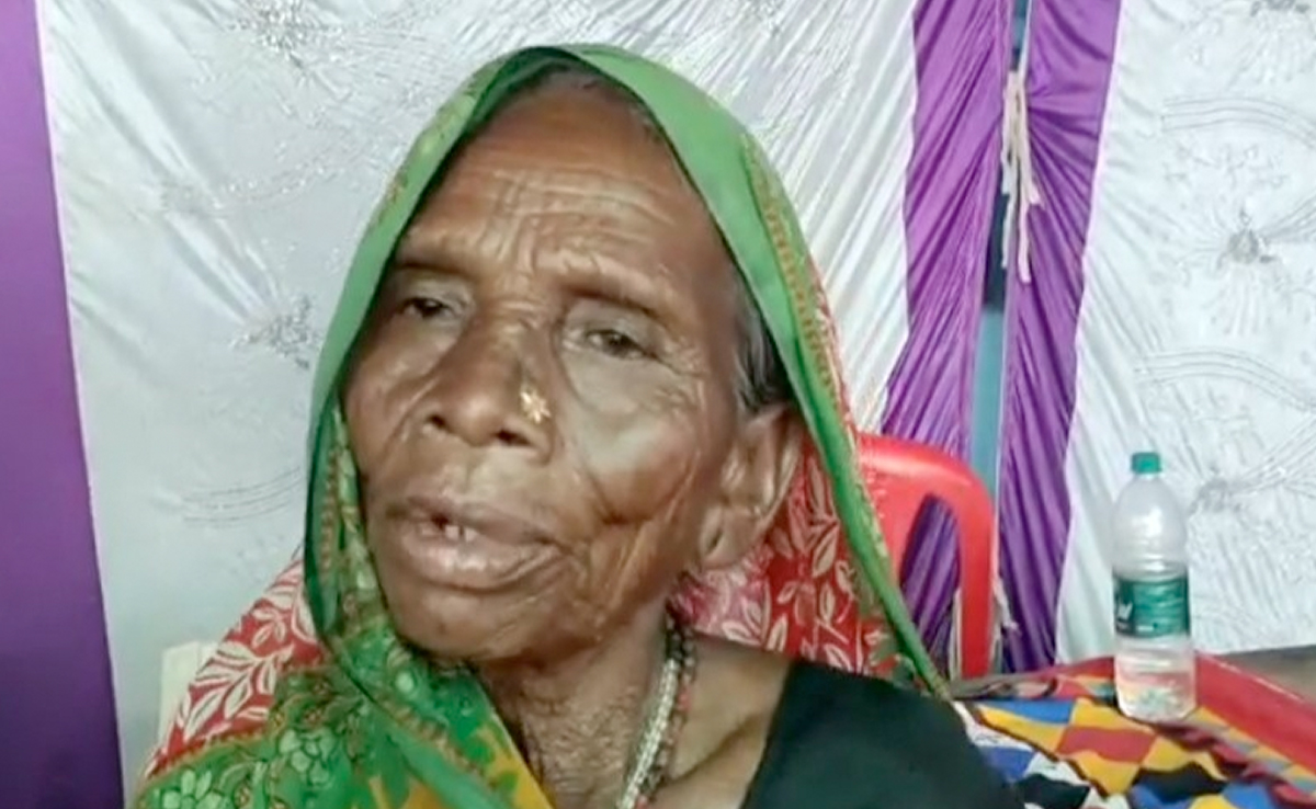 दमोह: खुद को जिंदा साबित करने की गुहार, बुजुर्ग महिला का रुक गया है पेंशन