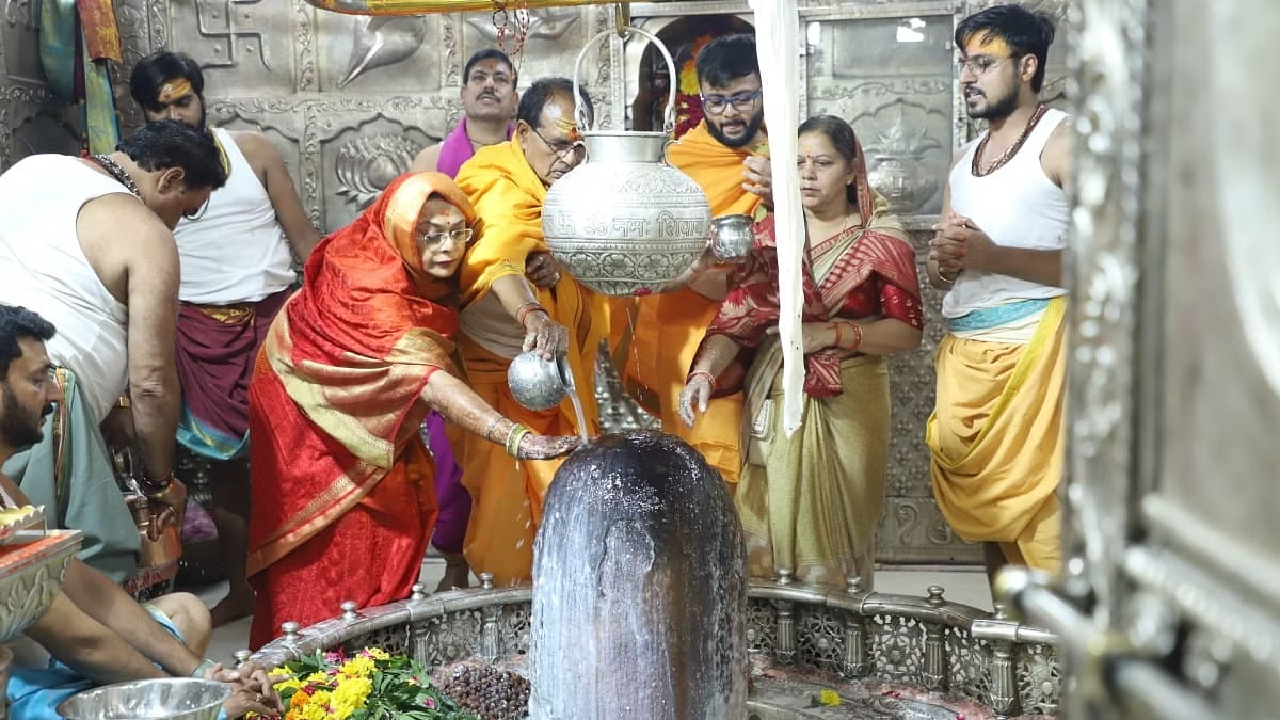 परिवार के साथ बाबा महाकाल के दर्शन करने पहुंचे सीएम शिवराज