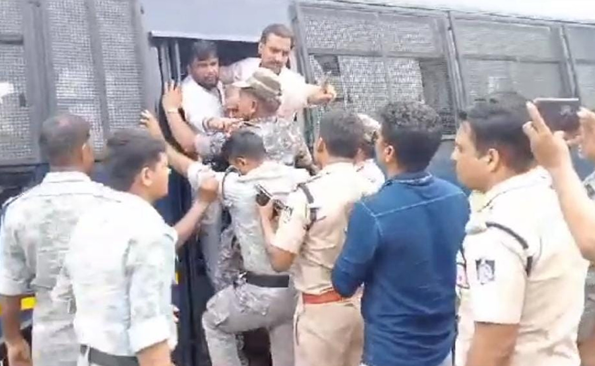 पन्ना में शिवराज सिंह के दौरे का विरोध कर रहे कांग्रेस कार्यकर्ताओं को पुलिस ने किया गिरफ्तार