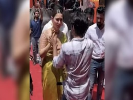 Video: सिक्योरिटी सर्कल तोड़कर सेल्फी के लिए कूदा फैन, आकर पकड़ लिया तमन्ना भाटिया का हाथ Video: सिक्योरिटी सर्कल तोड़कर सेल्फी के लिए कूदा फैन, आकर पकड़ लिया तमन्ना भाटिया का हाथ