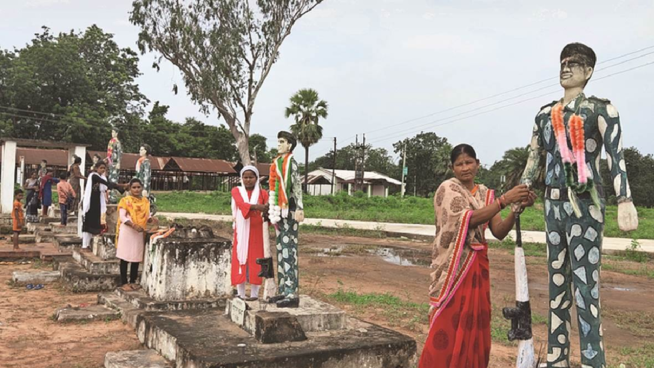 Chhattisgarh के Sukma में बहनें 'शहीद भाइयों' को बांधती हैं राखी