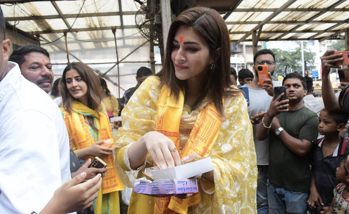 Pics: After National Award Win, Kriti Sanon Visits Siddhivinayak Temple