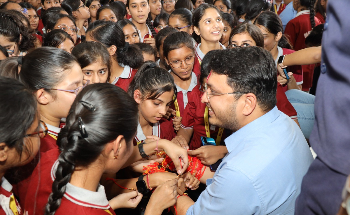 कोटाः कोचिंग संस्थानों में मना रक्षाबंधन का त्योहार, बच्चों के चेहरों पर खिली मुस्कान
