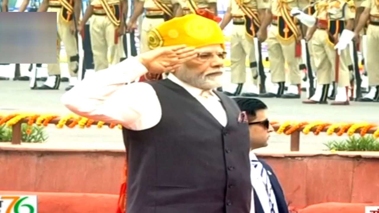 Indepandence Day 2023: प्रधानमंत्री नरेन्द्र मोदी ने लाल किले पर सलामी गारद का निरीक्षण किया