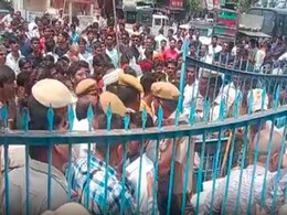 भीलवाड़ा में बाजार खुलते ही सड़कों पर उतरे लोग, पुलिस पर लगाया पक्षपात का आरोप भीलवाड़ा में बाजार खुलते ही सड़कों पर उतरे लोग, पुलिस पर लगाया पक्षपात का आरोप