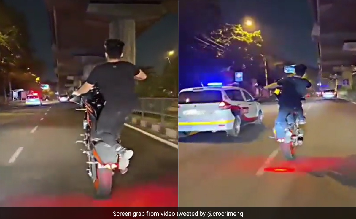 पीसीआर वैन के सामने बाइक पर स्टंट करते हुए रील बना रहा था लड़का, आपको भी आ जाएगा गुस्सा - देखें Video