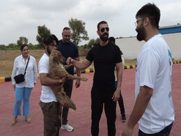 ये है असली हीरा! कुत्ते की जान बचाने के लिए जॉन इब्राहिम ने छोड़ी शूटिंग, फोटो वायरल ये है असली हीरा! कुत्ते की जान बचाने के लिए जॉन इब्राहिम ने छोड़ी शूटिंग, फोटो वायरल