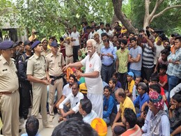 टोंक में मंदिर में सो रहे महंत की हत्या, धरने पर बैठे आक्रोशित लोग, बाजार कराया बंद टोंक में मंदिर में सो रहे महंत की हत्या, धरने पर बैठे आक्रोशित लोग, बाजार कराया बंद